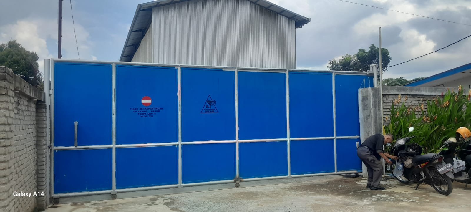 Pabrik pembakaran besi di Tanjung Morawa diduga beroperasi tanpa izin.