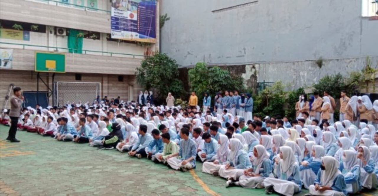 Penyuluhan oleh Polsek Cengkareng di SMA ANIDA, Jakarta Barat