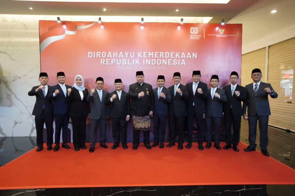 Menko Perekonomian Airlangga Hartarto pimpin upacara bendera HUT RI ke-80 di Kantor Kemenko Perekonomian Jakarta