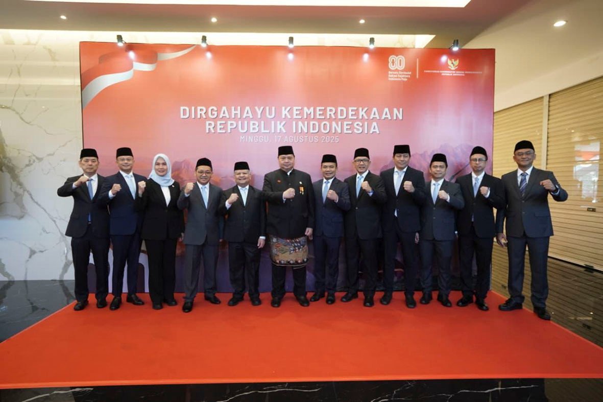 Menko Perekonomian Airlangga Hartarto pimpin upacara bendera HUT RI ke-80 di Kantor Kemenko Perekonomian Jakarta