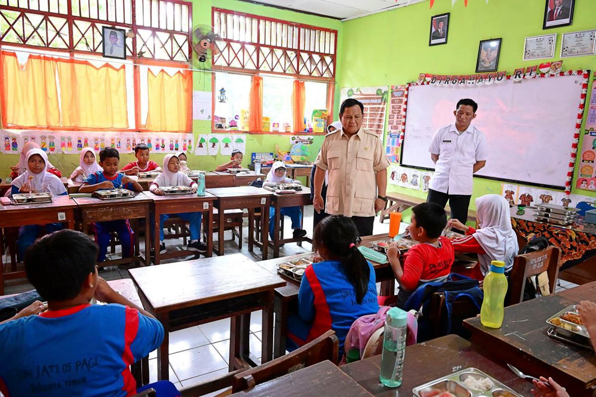 Presiden Prabowo meluncurkan program strategis untuk guru dalam rangka HUT ke-80 RI, disambut Ketua Komisi X DPR RI Hetifah Sjaifudian.