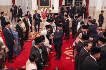 Ray Rangkuti memprediksi Presiden Prabowo Subianto tidak akan reshuffle kabinet pada 2025 demi menjaga stabilitas politik.