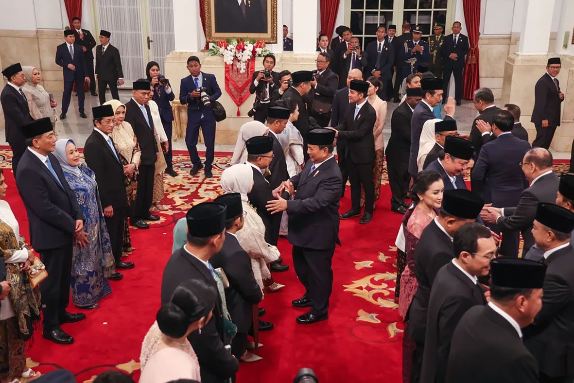 Ray Rangkuti memprediksi Presiden Prabowo Subianto tidak akan reshuffle kabinet pada 2025 demi menjaga stabilitas politik.