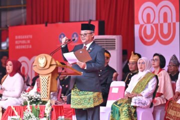 Menteri Abdul Mu’ti memimpin upacara Hari Kemerdekaan ke-80 RI dengan seruan persatuan dan gotong royong.