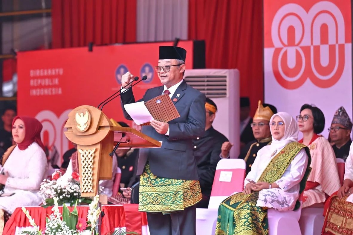 Menteri Abdul Mu’ti memimpin upacara Hari Kemerdekaan ke-80 RI dengan seruan persatuan dan gotong royong.