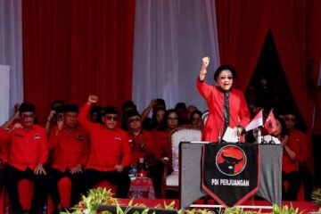 Megawati Soekarnoputri memimpin upacara HUT ke-80 RI di Sekolah Partai PDIP dengan pesan perjuangan bangsa belum berakhir.