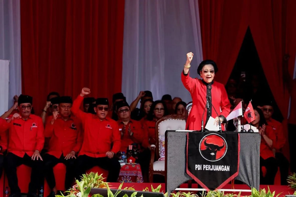 Megawati Soekarnoputri memimpin upacara HUT ke-80 RI di Sekolah Partai PDIP dengan pesan perjuangan bangsa belum berakhir.