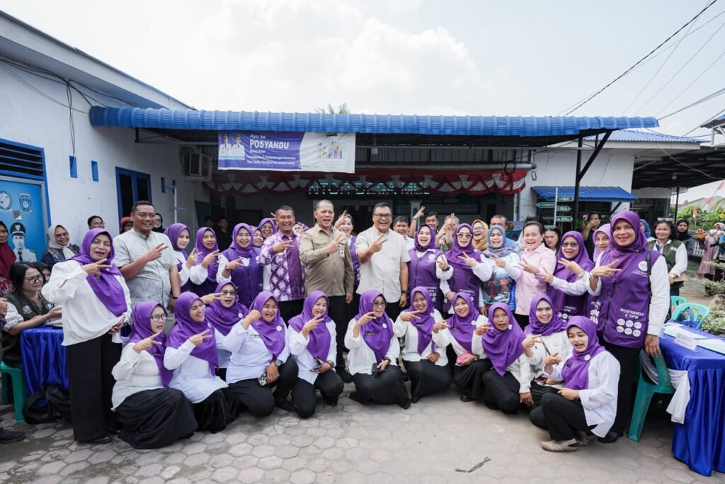 ket/foto : Direktur Jenderal Pemerintahan Desa (Pemdes) Kementerian Dalam Negeri (Kemendagri), La Ode Ahmad P Bolombo, mendorong Pemerintah Kabupaten Deli Serdang terus memperkuat pembangunan desa sebagai fondasi pembangunan daerah. Hal itu disampaikannya saat kunjungan kerja ke Desa Medan Krio, Kecamatan Sunggal, Sabtu (22/8/2026)