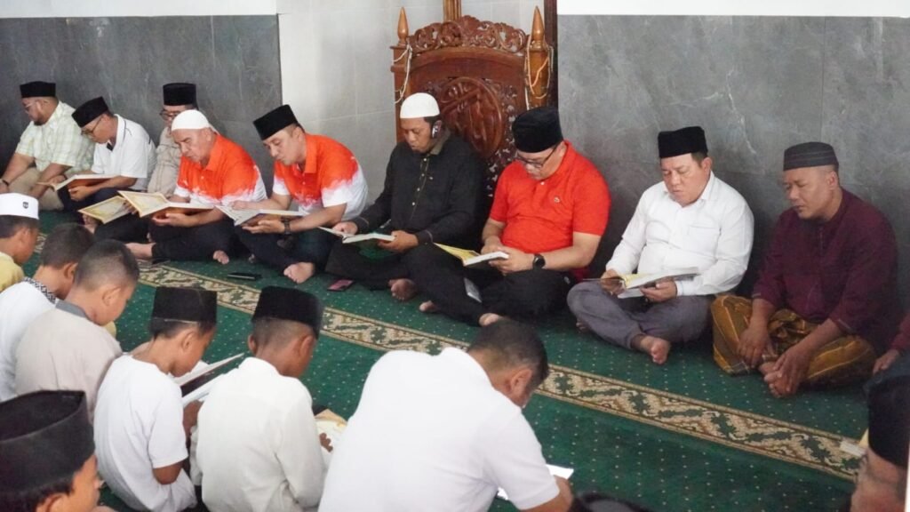 ket/foto : Kunjungan kerja Bupati Deli Serdang, dr H Asri Ludin Tambunan, ke Kecamatan Percut Sei Tuan, diisi dengan berbagai kegiatan bersama masyarakat, Minggu (23/8/2026). Mulai dari olahraga bersama, gerakan peduli pendidikan, dukungan pembangunan ruang kelas, hingga kegiatan keagamaan
