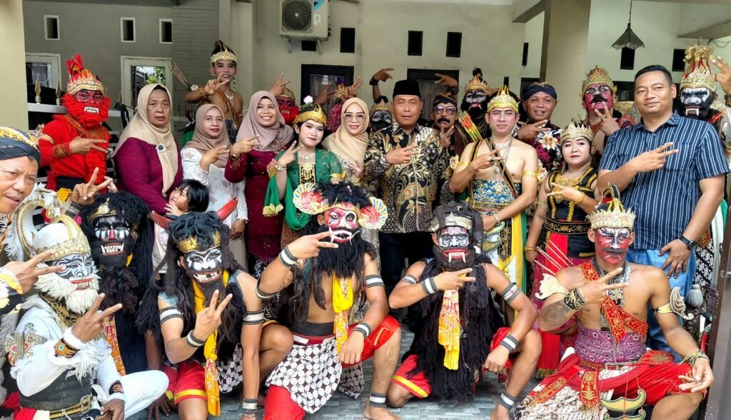 ket/foto : Wakil Bupati Deli Serdang, Lom Lom Suwondo SS, mengapresiasi peran Keluarga Besar Daerah Istimewa Yogyakarta (KBDIY) dalam menjaga dan melestarikan kebudayaan serta nilai-nilai luhur di tengah masyarakat Deli Serdang. Dalam peringatan Hari Ulang Tahun KBDIY ke-31, yang dirangkai dengan pagelaran wayang orang Anoman Duta di Perumahan Graha Indah, Kelapa Gading, Kecamatan Sunggal, Minggu (23/8/2026)