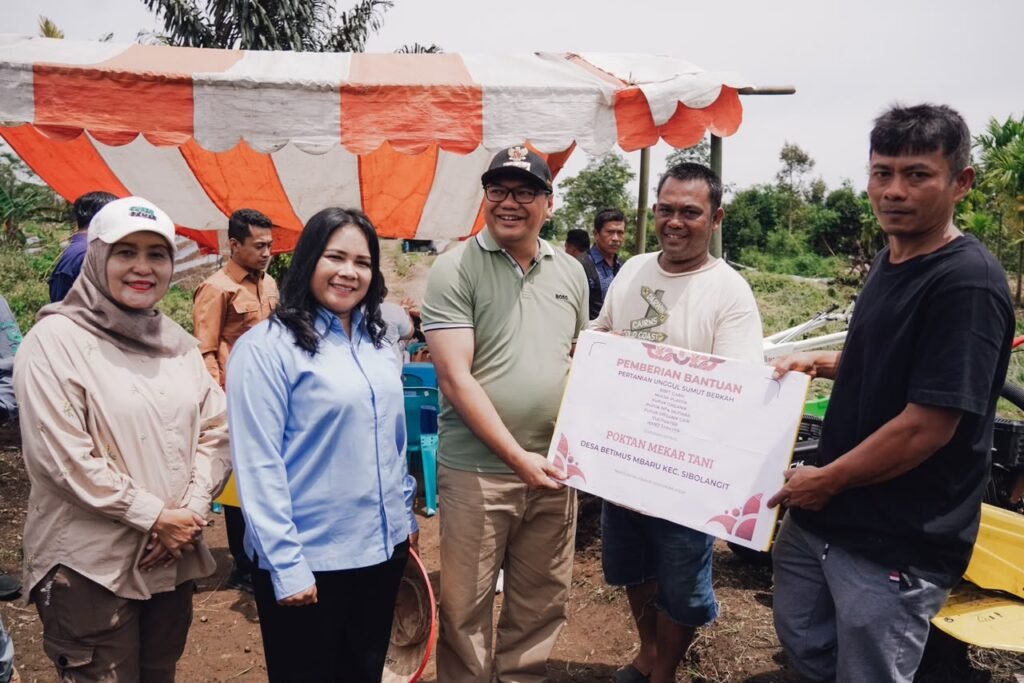 ket/foto : Pemerintah Kabupaten Deli Serdang terus bergerak cepat mendorong peningkatan kesejahteraan masyarakat berbasis potensi lokal. Bupati Deli Serdang, dr H Asri Ludin Tambunan, meninjau langsung pertanaman cabai merah perdana Kelompok Tani (Poktan) Mekar Tani di Desa Betimus Mbaru, Kecamatan Sibolangit, pada lahan seluas empat hektare, Selasa (25/8/2026)