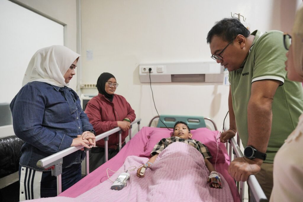 Ket/foto : Bupati Deli Serdang, dr H Asri Ludin Tambunan, bersama Ketua TP PKK Kabupaten Deli Serdang, Jelita Asri Ludin Tambunan, menjenguk Khairullah Kohar atau Khairul, siswa kelas VIII SMP Negeri 2 Lubuk Pakam yang sedang menjalani perawatan di RSUD Haji Amri Tambunan, Selasa (25/8/2026)