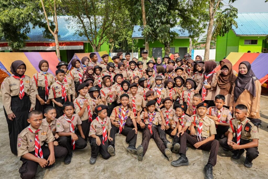 Ket/foto : Bupati Deli Serdang, dr H Asri Ludin Tambunan, bersama Ketua TP PKK Kabupaten Deli Serdang, Jelita Asri Ludin Tambunan, meletakkan batu pertama pembangunan tiga Ruang Kelas Baru (RKB) dan aula SMP Negeri 1 Beringin, Sabtu (29/8/2026). Pembangunan ditargetkan selesai dalam 120 hari kerja