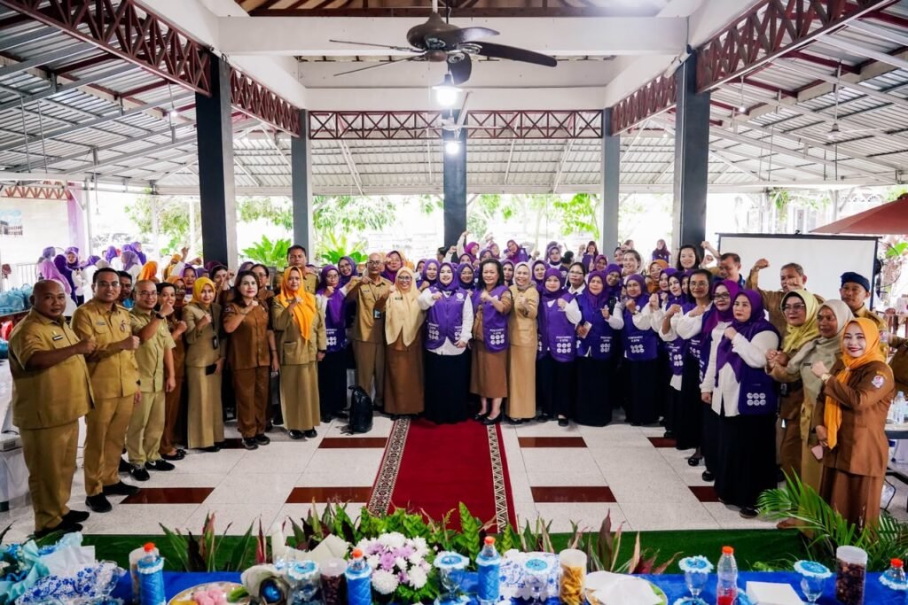 Ket/foto : Tim Pembina Posyandu Deli Serdang memperkenalkan SIPOSTES untuk memperluas layanan Posyandu bagi masyarakat
