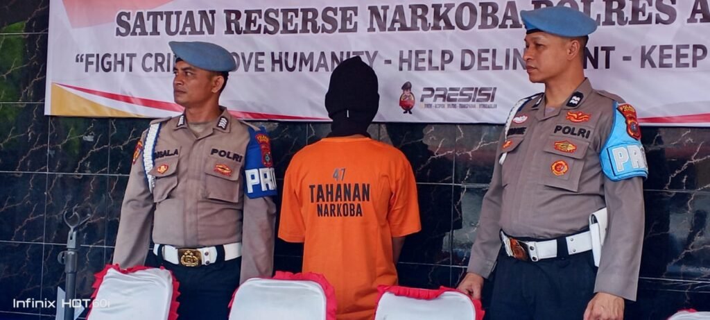 Ket/foto : Tersangka M alias J beserta barang bukti sabu seberat 1,5 kilogram disangkakan usai ditangkap Satresnarkoba Polres Asahan di Silo Baru, Jumat (18/9/2026)