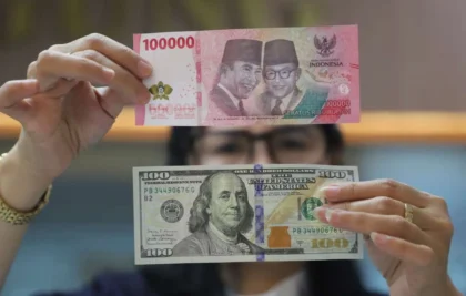Ilustrasi uang kertas rupiah dan dolar AS terkait nilai tukar rupiah yang melemah ke Rp18.085.