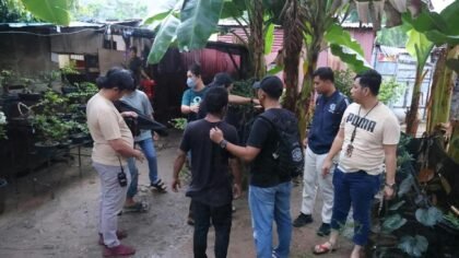 Petugas gabungan Polda dan BNN Kepri saat menggerebek sarang narkoba Kampung Madani Batam.