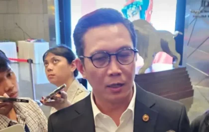 Direktur Utama BEI Jeffrey Hendrik memberikan keterangan pers terkait kebijakan penghapusan saham HSC dari IHSG.