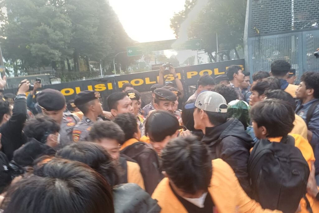 Mahasiswa Universitas Jayabaya melakukan aksi demo di kawasan Monas