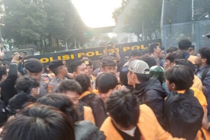 Mahasiswa Universitas Jayabaya melakukan aksi demo di kawasan Monas