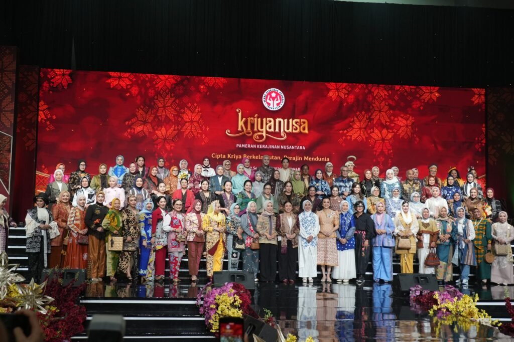 Ket/foto : Kain tenun Deli Serdang tampil dalam Parade Pakaian Daerah (Wastra) Ketua Dekranasda Kabupaten/Kota pada Kriyanusa 2026 di Jakarta, Senin (28/9/2026). Karya tersebut dikenakan Ketua Dekranasda Kabupaten Deli Serdang, Jelita Asri Ludin Tambunan