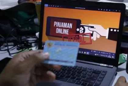 Ilustrasi KTP dan pemeriksaan riwayat kredit untuk mengecek penyalahgunaan NIK pada pinjaman online.