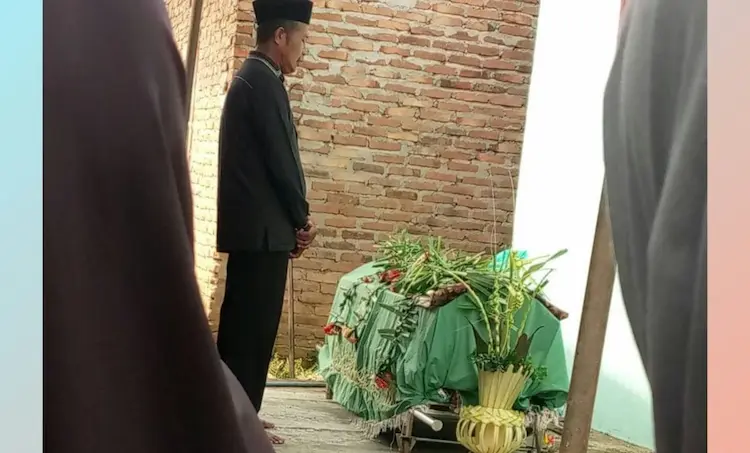 Jenazah Afril hendak dikebumikan