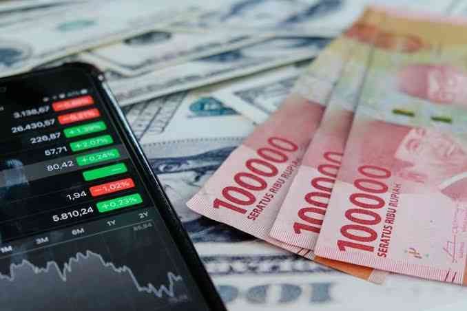 Ilustrasi uang rupiah dan dolar AS terkait pelemahan nilai tukar rupiah hari ini Selasa 27 Oktober.