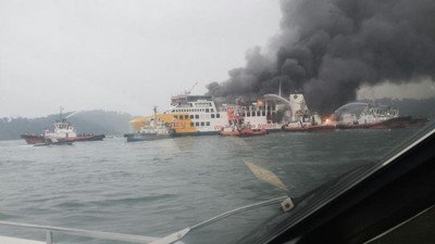 Kapal penumpang terbakar di dekat Pelabuhan Merak. ( Dok Polda Banten )
