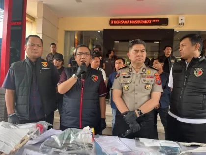 memberikan keterangan terkait pembunuhan Doni Pacek